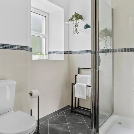Cosy & Spacious 2br Flat Free Parking 워킹턴