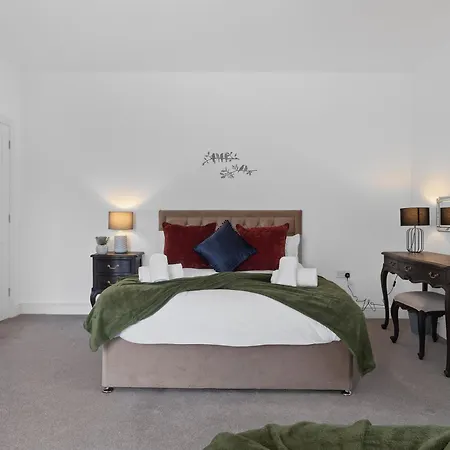 Cosy & Spacious 2br Flat Free Parking 아파트 *