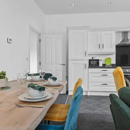 Cosy & Spacious 2br Flat Free Parking * 워킹턴